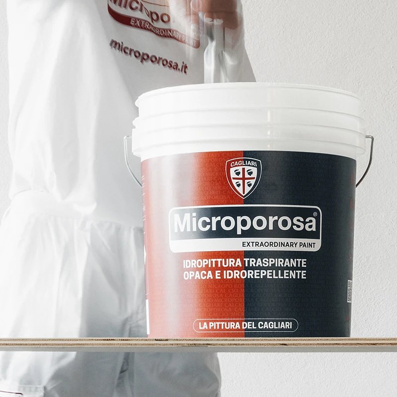 Secchio di pittura Microporosa “Pintura Ispantosa” durante la campagna lancio prodotto realizzata in Sardegna con il Cagliari Calcio da 37Comunicazione