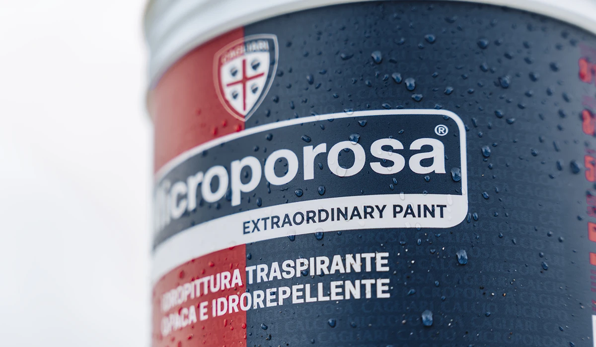 Microporosa foto del prodotto nella versione Special Edition Cagliari Calcio di cui Microporosa è training partner nella stagione 2025-2026